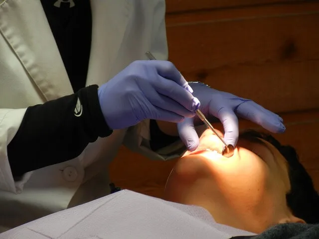 tannproblemer kan forårsake metall smak i munnen